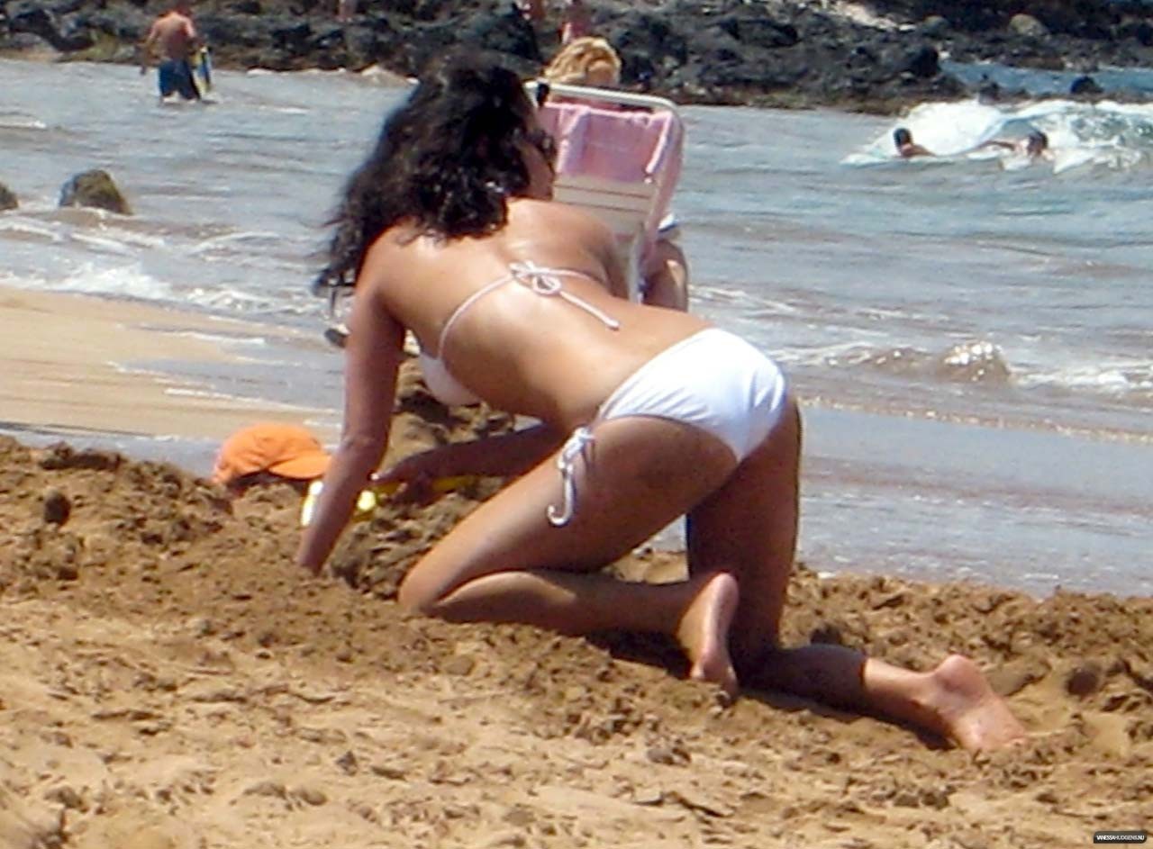 Vanessa Hudgens in posa in bikini bianco sulla spiaggia e mostrando il culo sexy
 #75316083