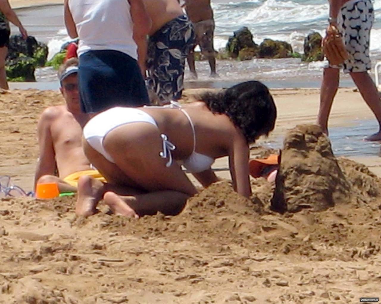 Vanessa Hudgens in posa in bikini bianco sulla spiaggia e mostrando il culo sexy
 #75316124