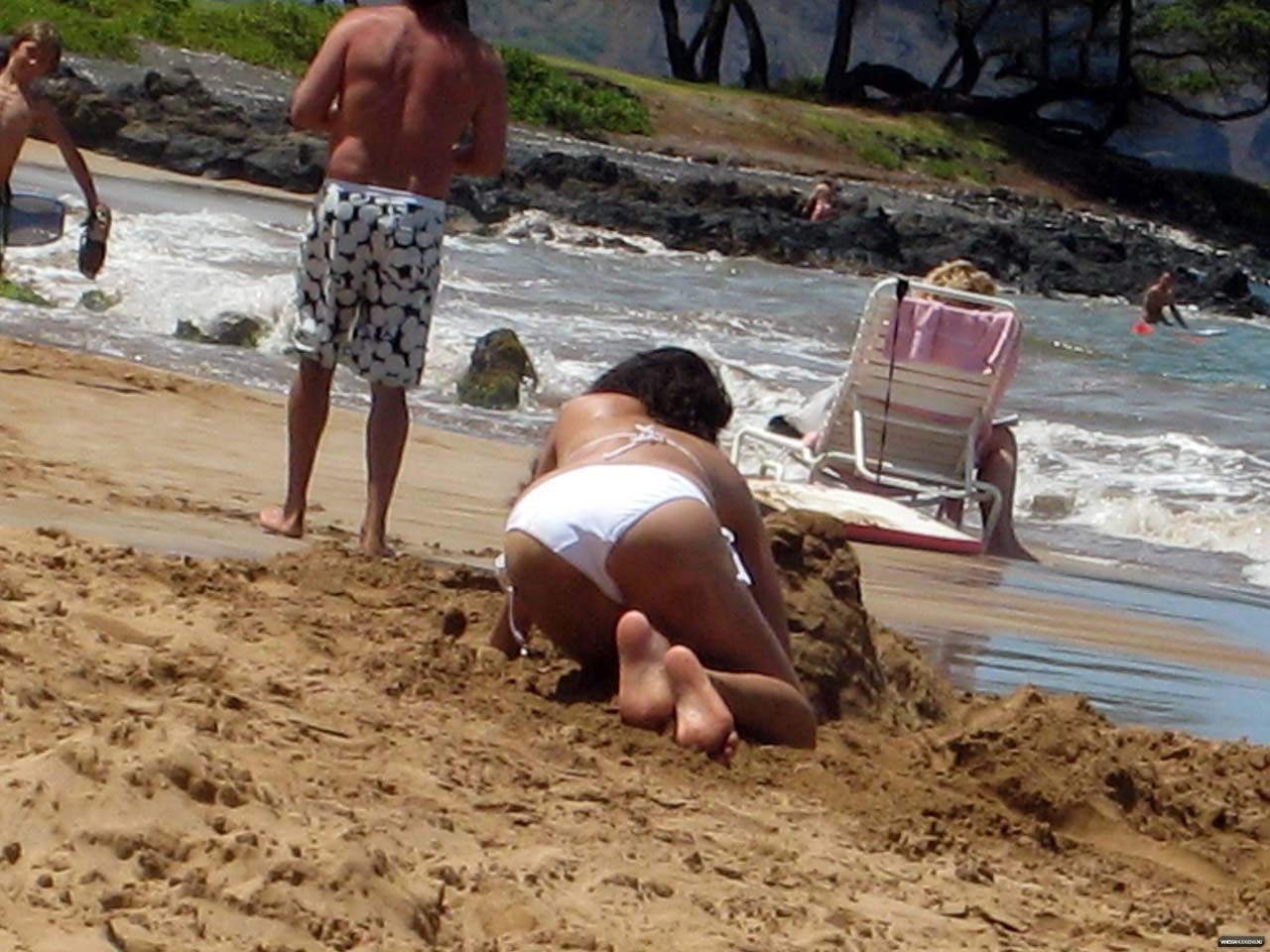 Vanessa Hudgens in posa in bikini bianco sulla spiaggia e mostrando il culo sexy
 #75316128