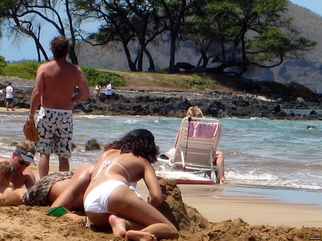 Vanessa Hudgens in posa in bikini bianco sulla spiaggia e mostrando il culo sexy
 #75316134