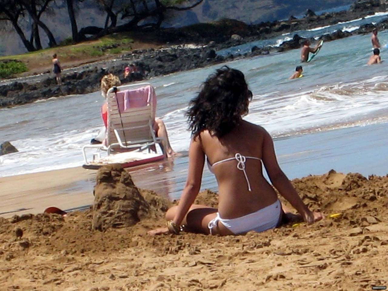 Vanessa Hudgens in posa in bikini bianco sulla spiaggia e mostrando il culo sexy
 #75316150