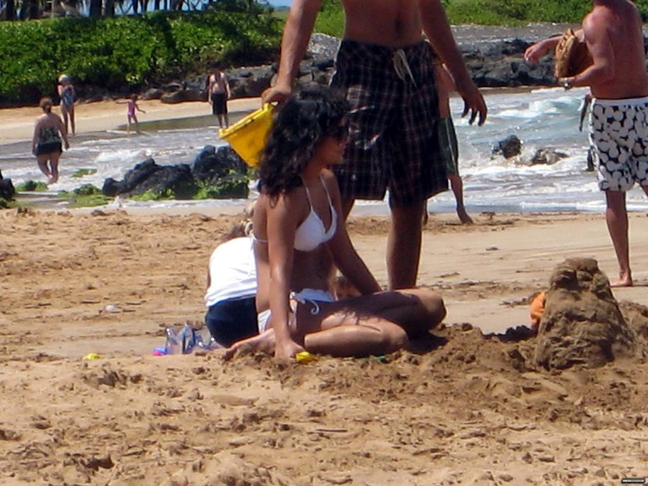 Vanessa Hudgens in posa in bikini bianco sulla spiaggia e mostrando il culo sexy
 #75316155