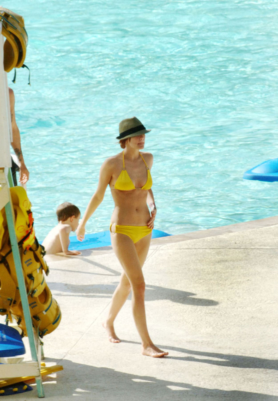 Ashlee simpson godendo sulla spiaggia e mostra il culo sexy in bikini
 #75374007