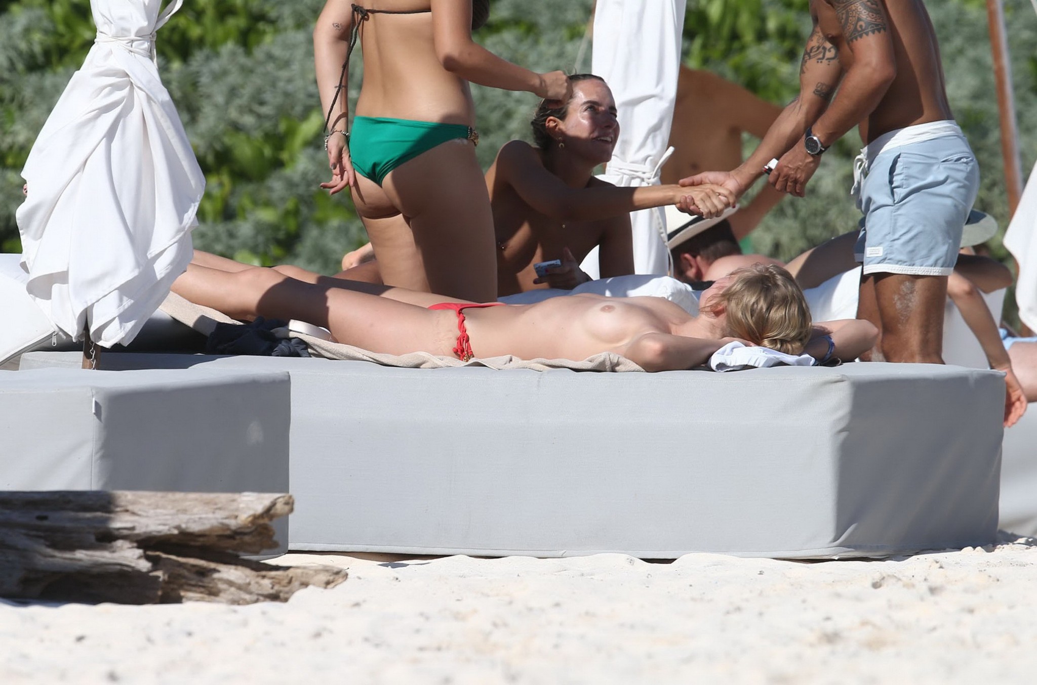 Toni Garrn bräunt ihre nackten Brüste am Strand von Miami
 #75147599