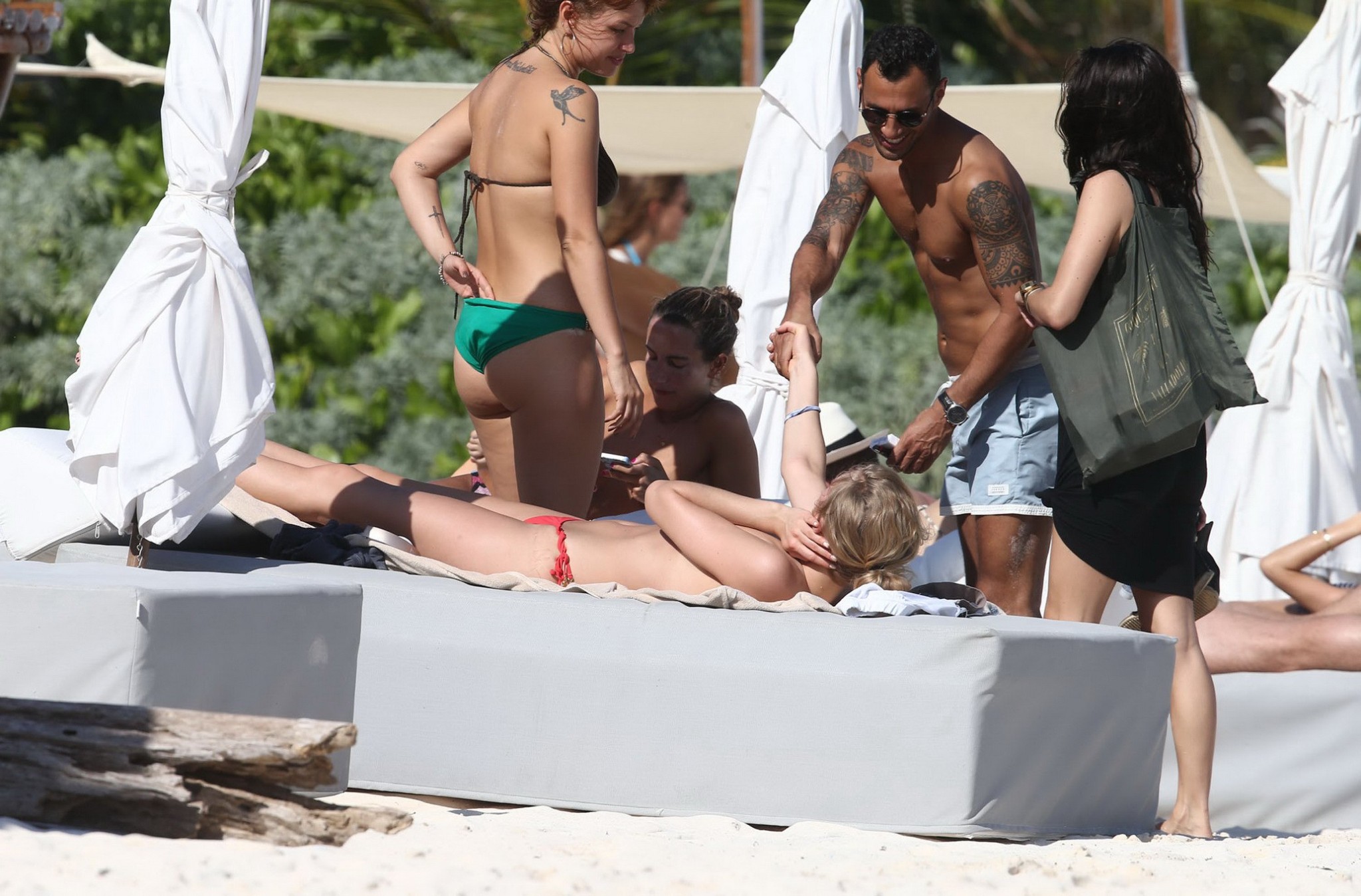 Toni Garrn bräunt ihre nackten Brüste am Strand von Miami
 #75147614