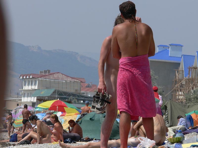 Une jeune nudiste à peine majeure s'allonge nue sur la plage.
 #72252843