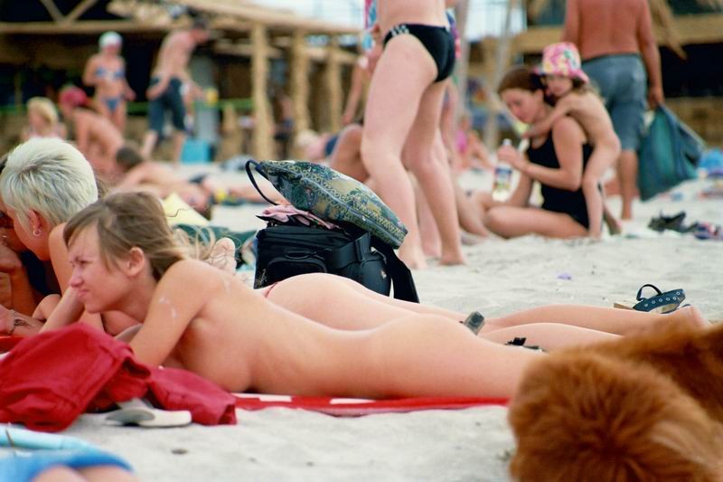 Une jeune nudiste à peine majeure s'allonge nue sur la plage.
 #72252857