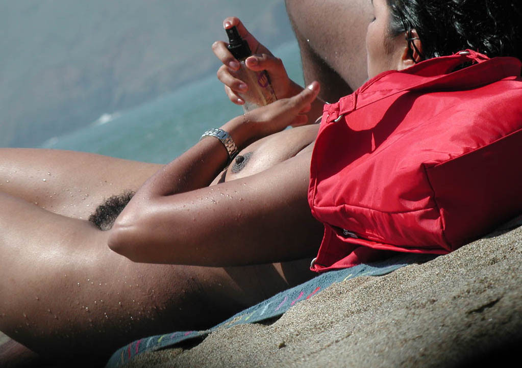 Une jeune nudiste à peine majeure s'allonge nue sur la plage.
 #72252873