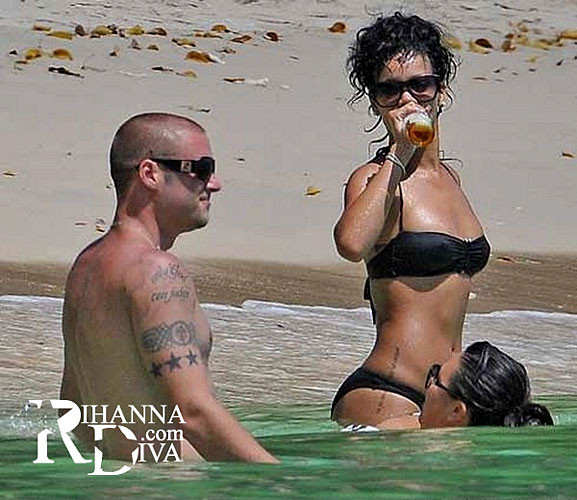 Rihanna mostrando sus lindas tetas grandes en fotos privadas desnudas y ver a través de paparazzi pi
 #75389933