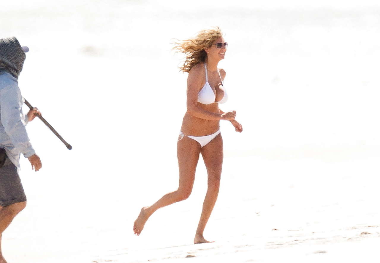 Kate upton luciendo muy sexy y caliente en bikini en la playa
 #75228935
