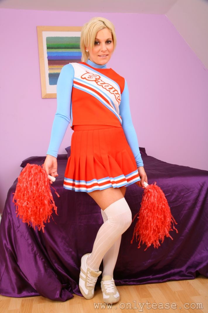 Blonde Cheerleaderin
 #73825708