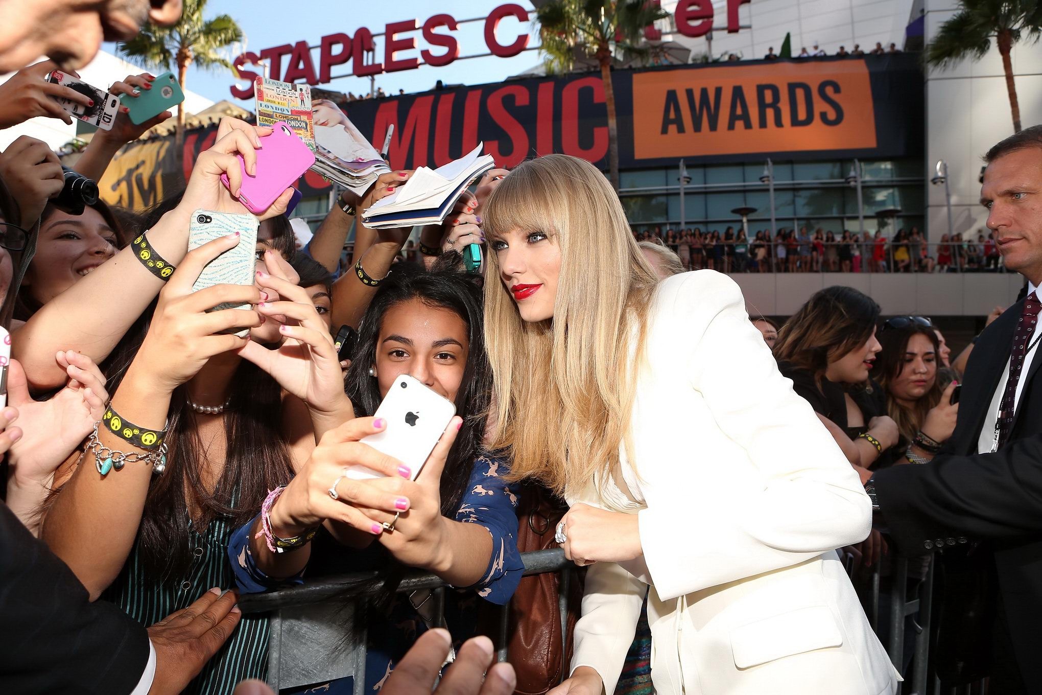 Taylor Swift showing cleavage at 2012 MTV Video Music Awards in LA #75253263