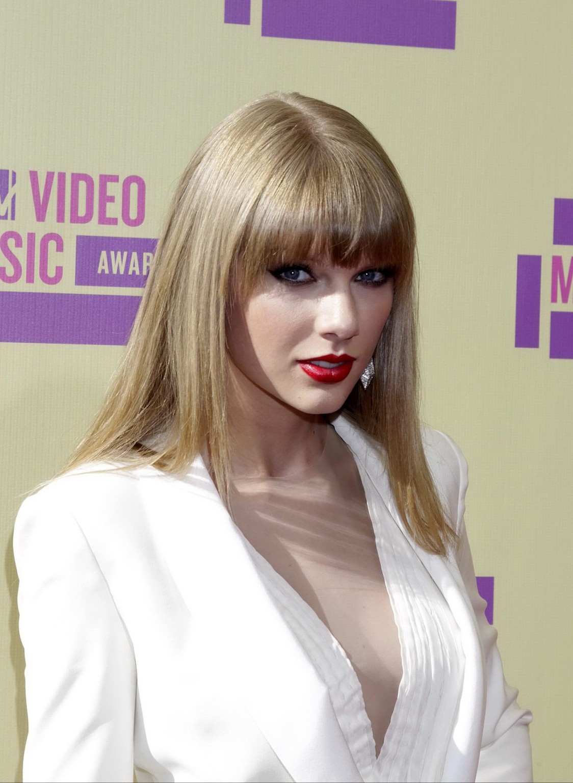 Taylor Swift showing cleavage at 2012 MTV Video Music Awards in LA #75253268