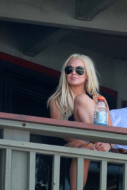 Lindsay lohan spreizt ihre sexy beine auf dem balkon des hotels
 #75279379