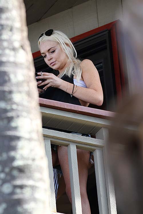 Lindsay lohan abriendo sus piernas sexy en el balcón del hotel
 #75279389