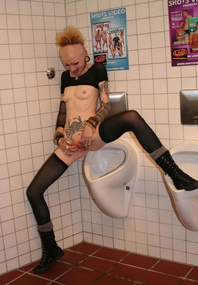 Une poupée extrême, percée et tatouée, pisse dans les toilettes.
 #73228535
