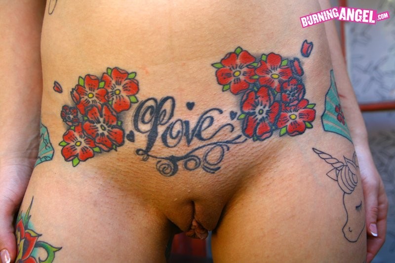 Putas punk tatuadas abriendo sus coños rosas
 #76409254