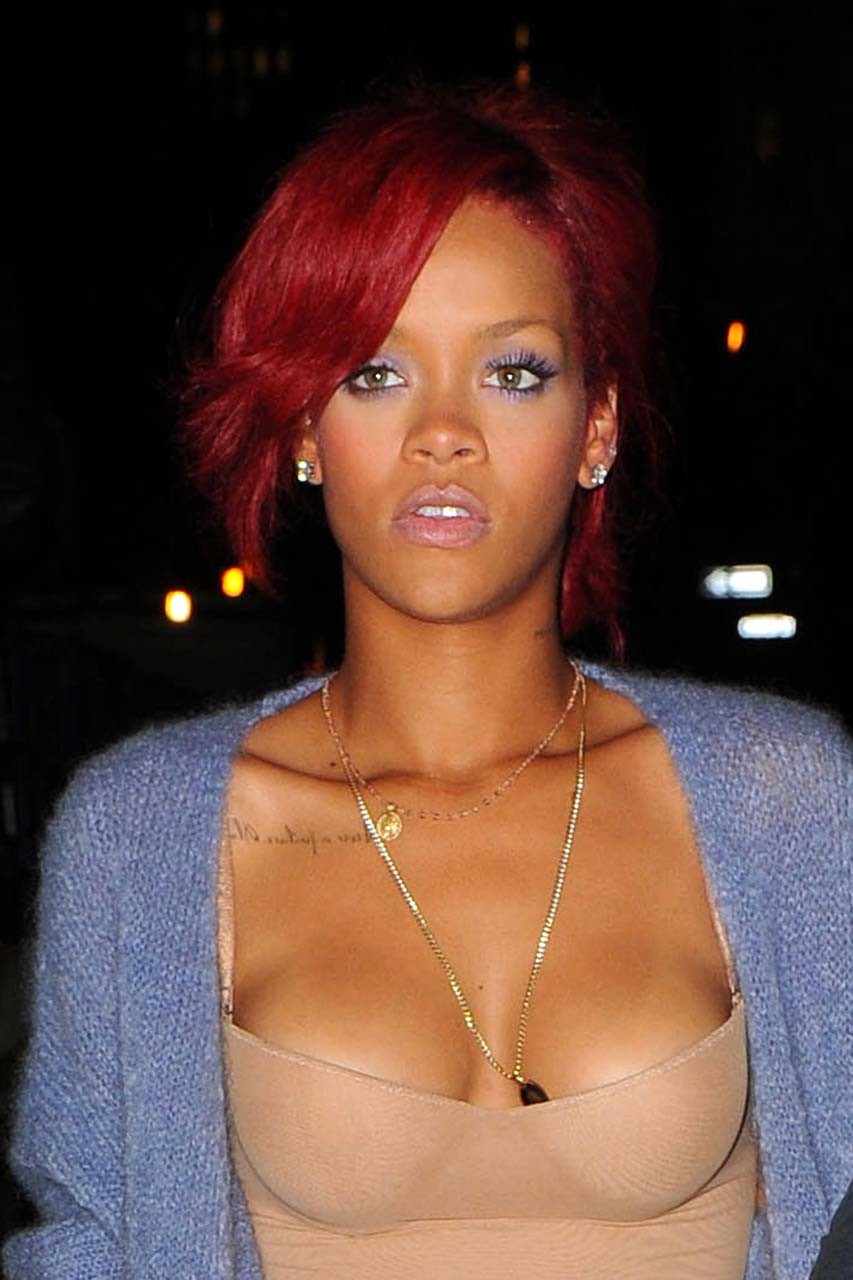 Rihanna montrant un gros décolleté et sexy dans des chaussettes blanches photos paparazzi
 #75308871