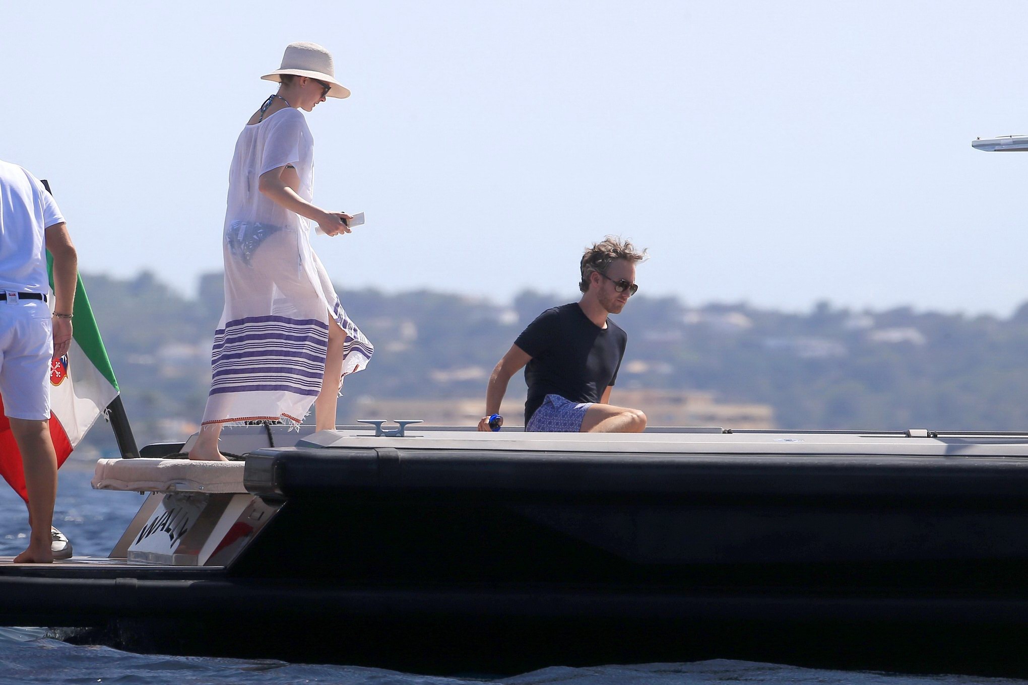 アン・ハサウェイがスペインのイビザ島でボートに乗ってビキニを着ているところ
 #75155138