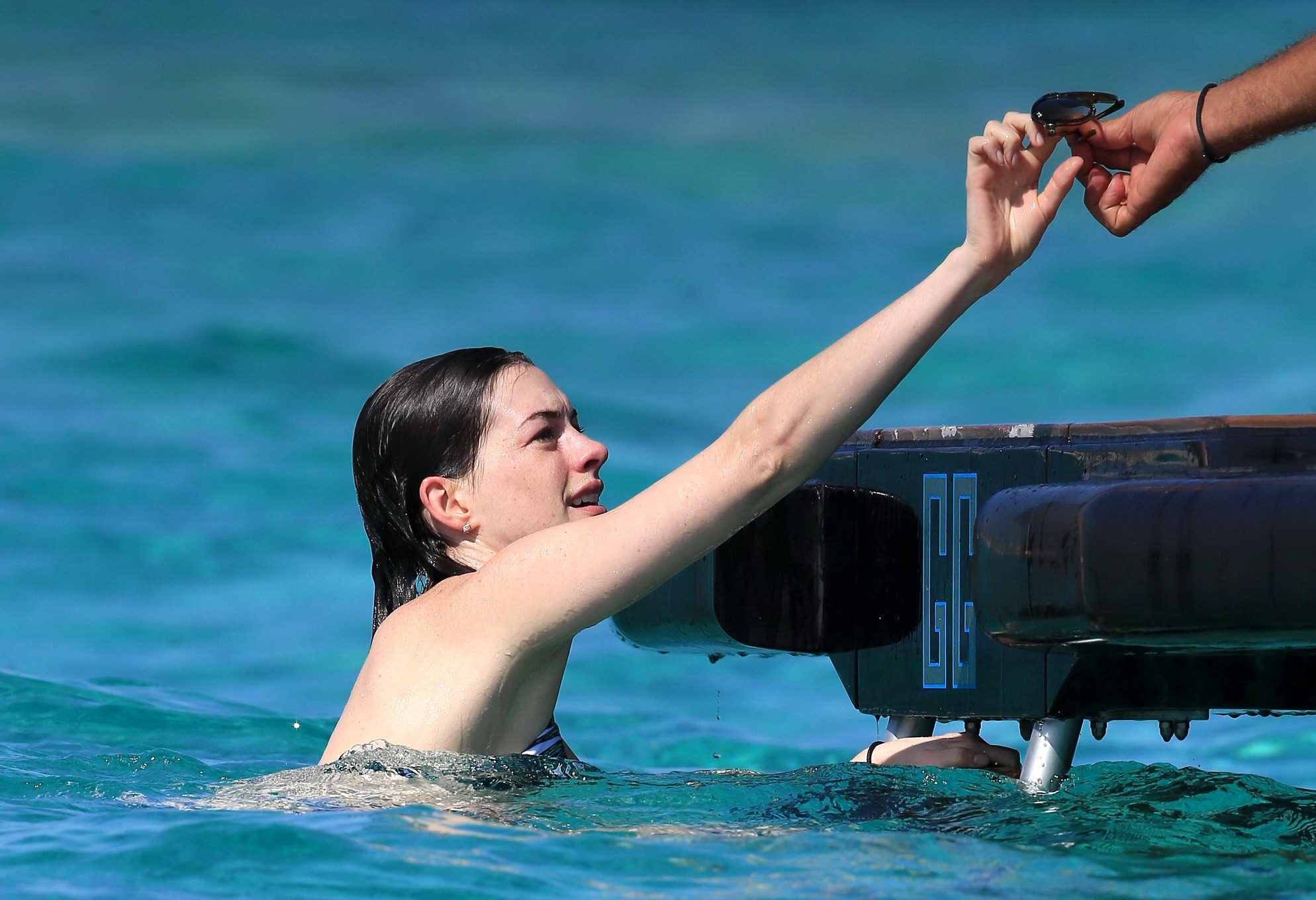 Anne hathaway trägt einen Bikini auf einem Boot in Ibiza, Spanien #75155167
