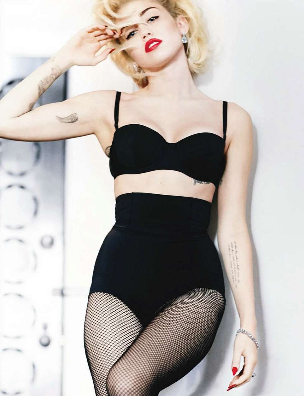 Miley cyrus expone sus pechos desnudos en topless para una revista 
 #70890485