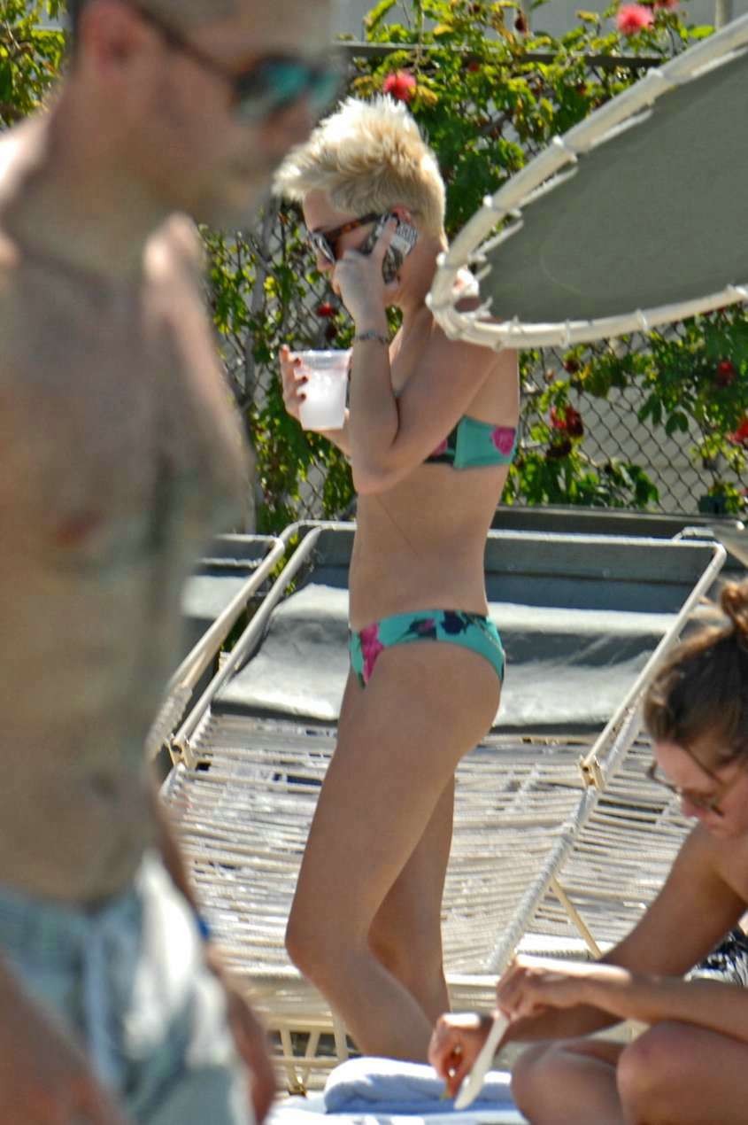 Miley cyrus expone sus pechos desnudos en topless para una revista 
 #70890529