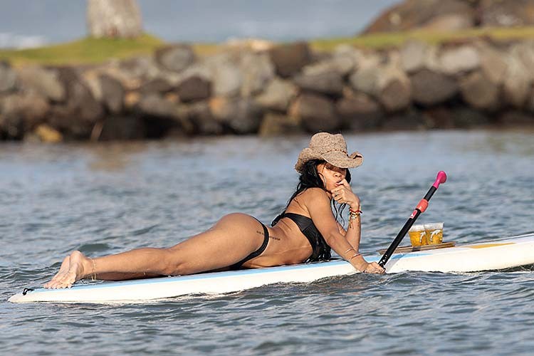Rihanna che espone il corpo sexy e il culo caldo in bikini nero
 #75264930