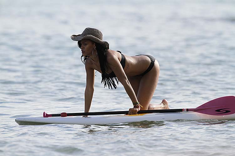 Rihanna che espone il corpo sexy e il culo caldo in bikini nero
 #75264937