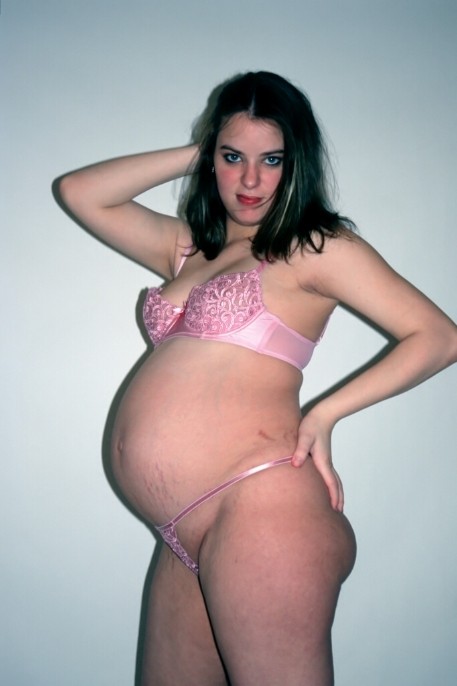 Mädchen zeigt ihren großen schwangeren Bauch
 #76613069