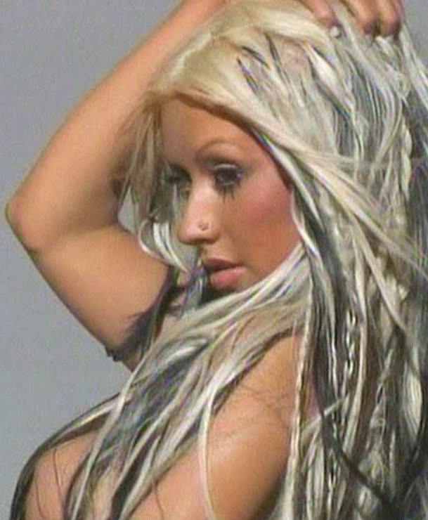 Christina Aguilera topless e vedere attraverso i capezzoli
 #75423742