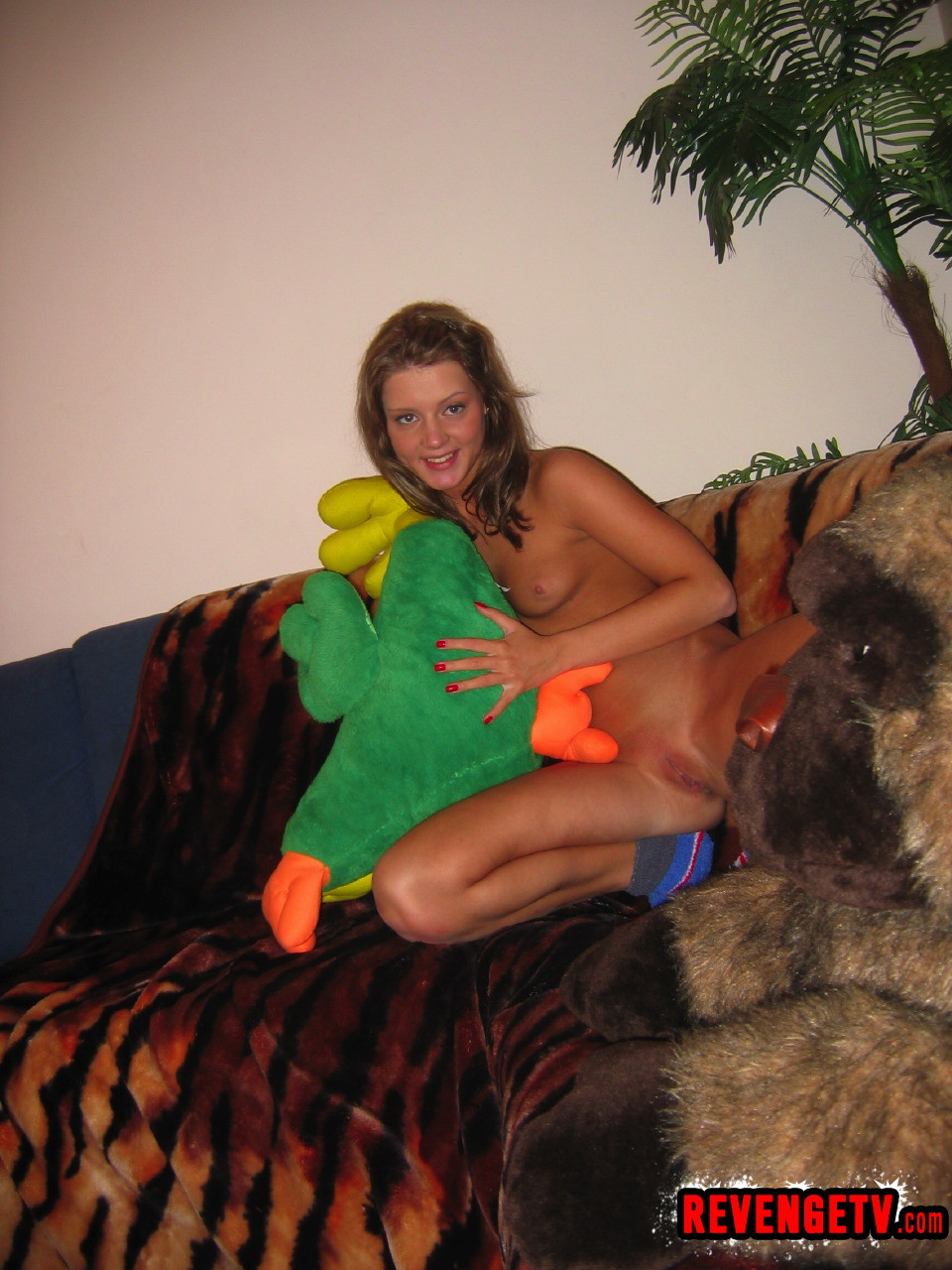 Smokin caliente joven juega con muñecas y su coño para su novio
 #77122319