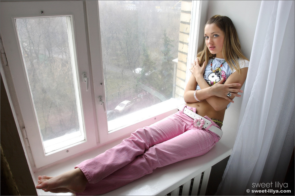 Deliciosa joven rusa sweet lilya se desnuda en una ventana
 #72568292