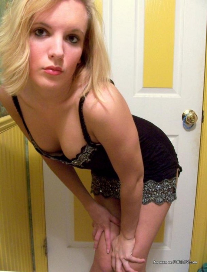 Sammlung einer sexy blonden Tussi, die ihren Freund vor der Kamera neckt
 #67633089