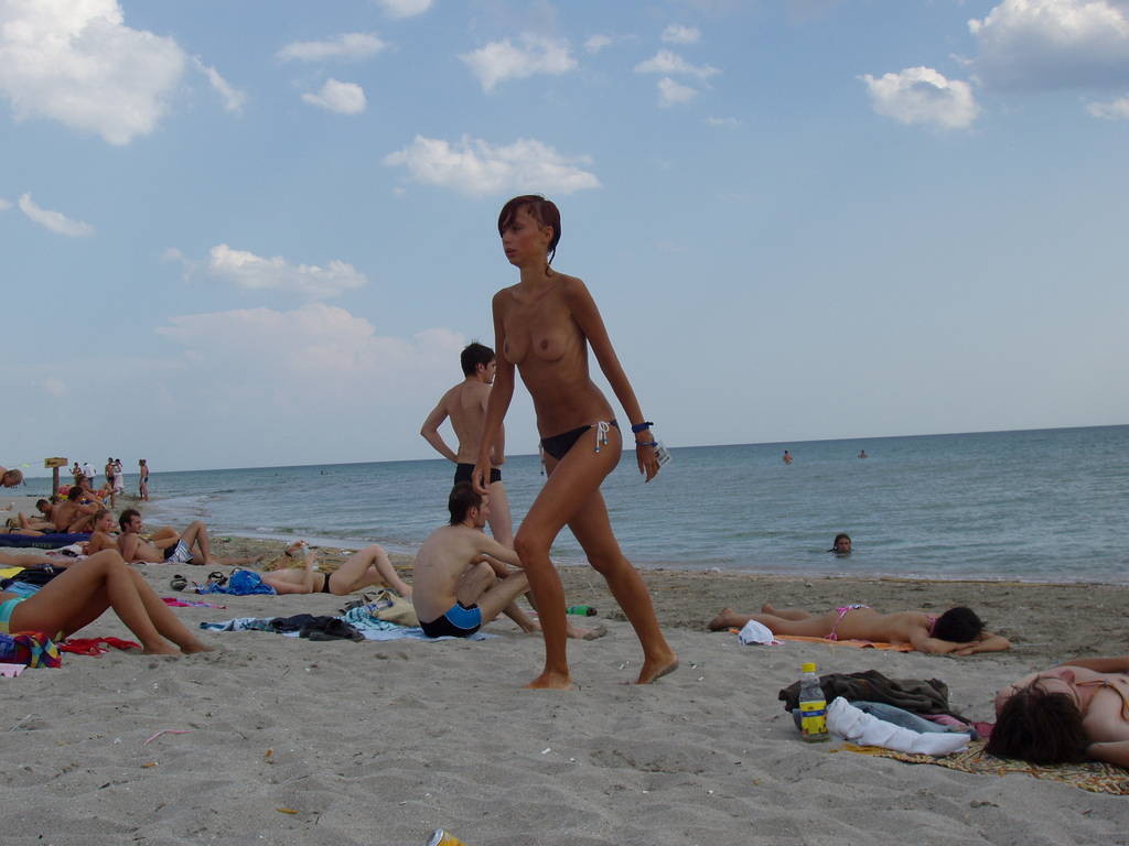 Vollbusige Tussi zeigt ihren nackten Körper am FKK-Strand
 #72256847