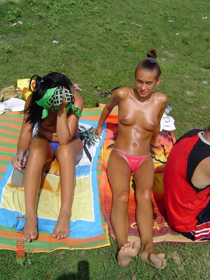 Vollbusige Tussi zeigt ihren nackten Körper am FKK-Strand
 #72256892