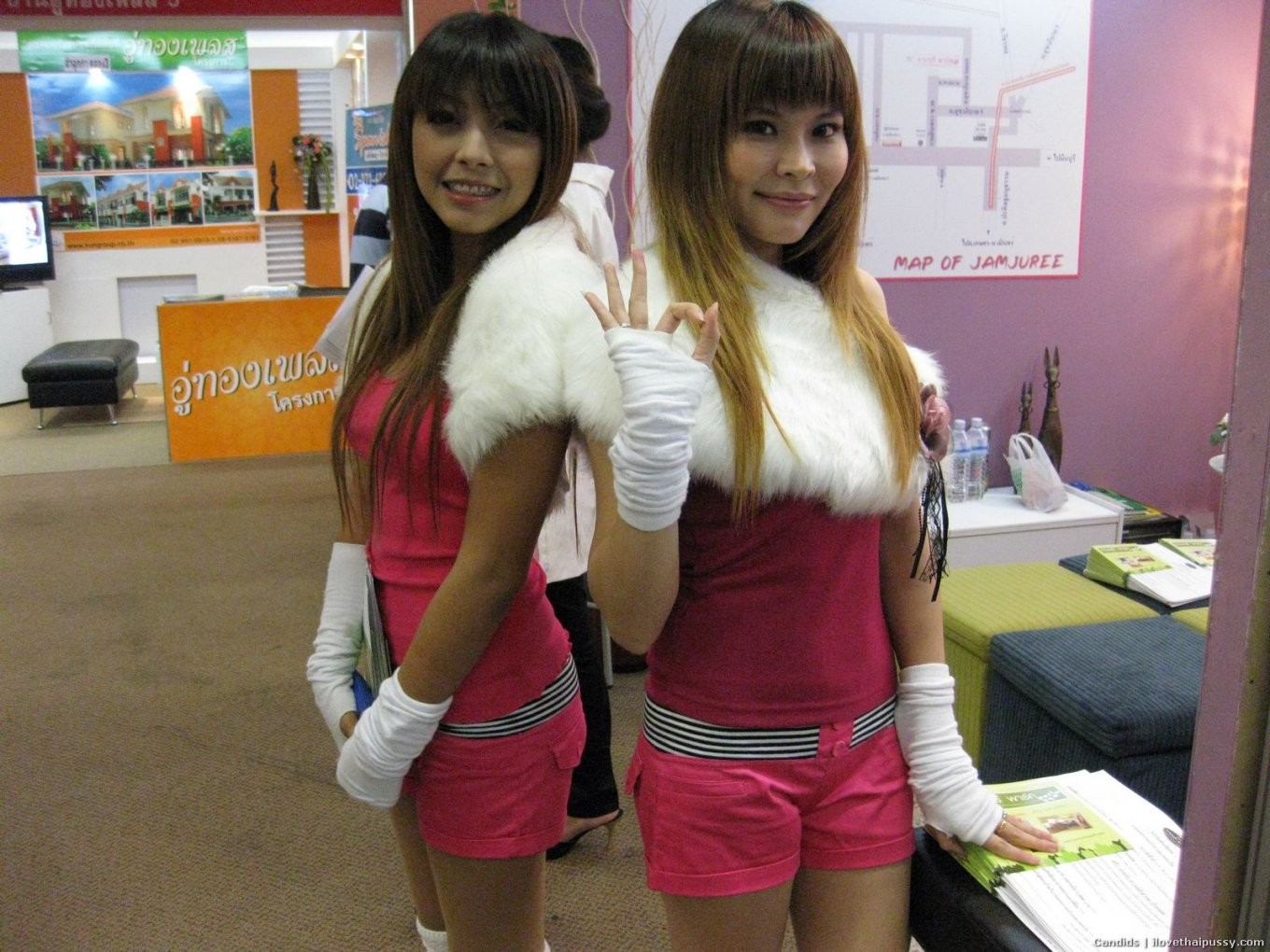 Heiße thailändische Mädchen aus Bangkok ficken einen Sextouristen für Geld asiatische Huren
 #68001897