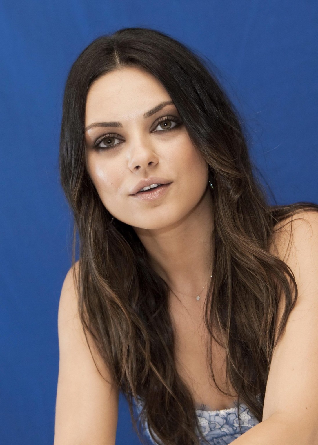 Mila kunis luce impresionante para la sesion de fotos de a.g en cancun
 #75294442