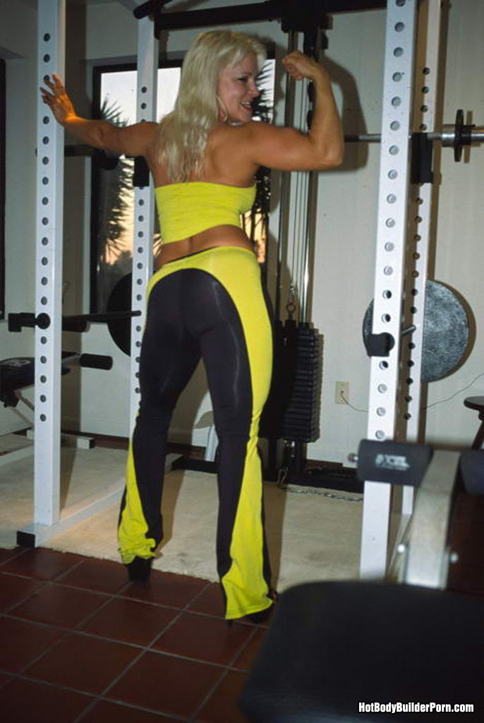 Sexy Bodybuilderin trainiert in der Turnhalle
 #74609185