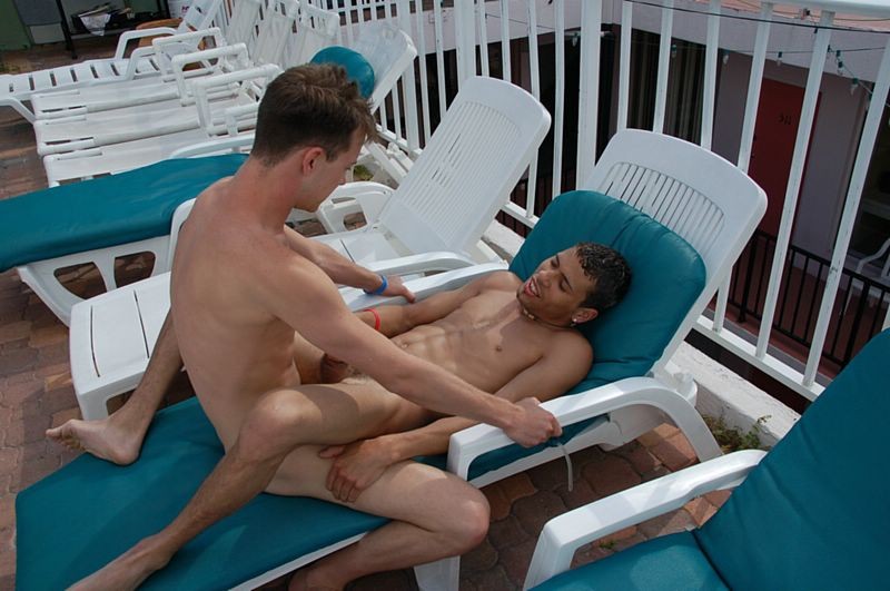 Dos chicos guapos se enrollan en un complejo turístico para follar por el culo
 #76897861