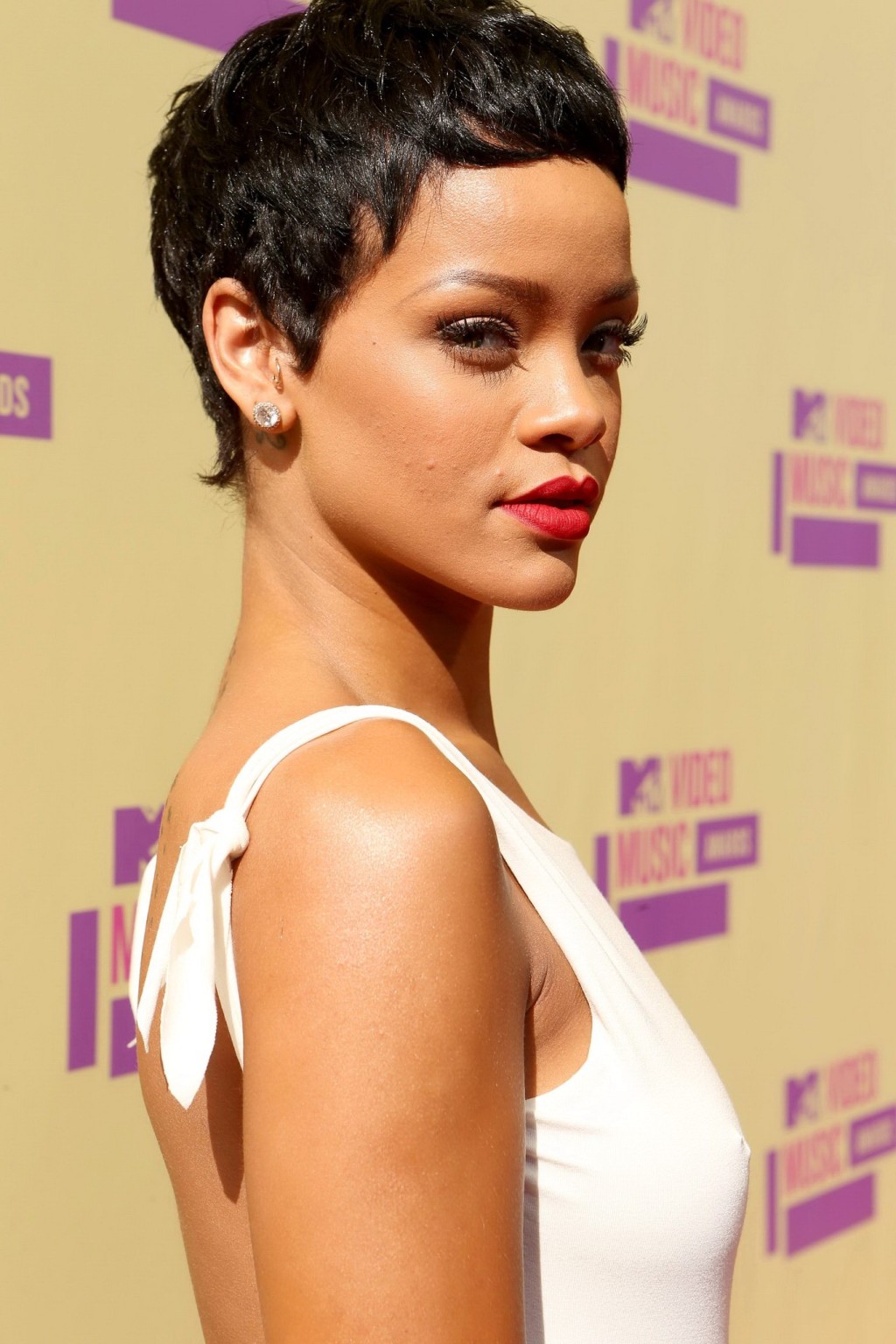 Rihanna muestra pokies con un vestido blanco ajustado en los mtv video music awards 2012 
 #75253309