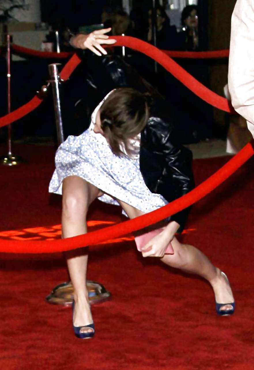 Emma watson exposant ses tétons oops photos paparazzi
 #75252808