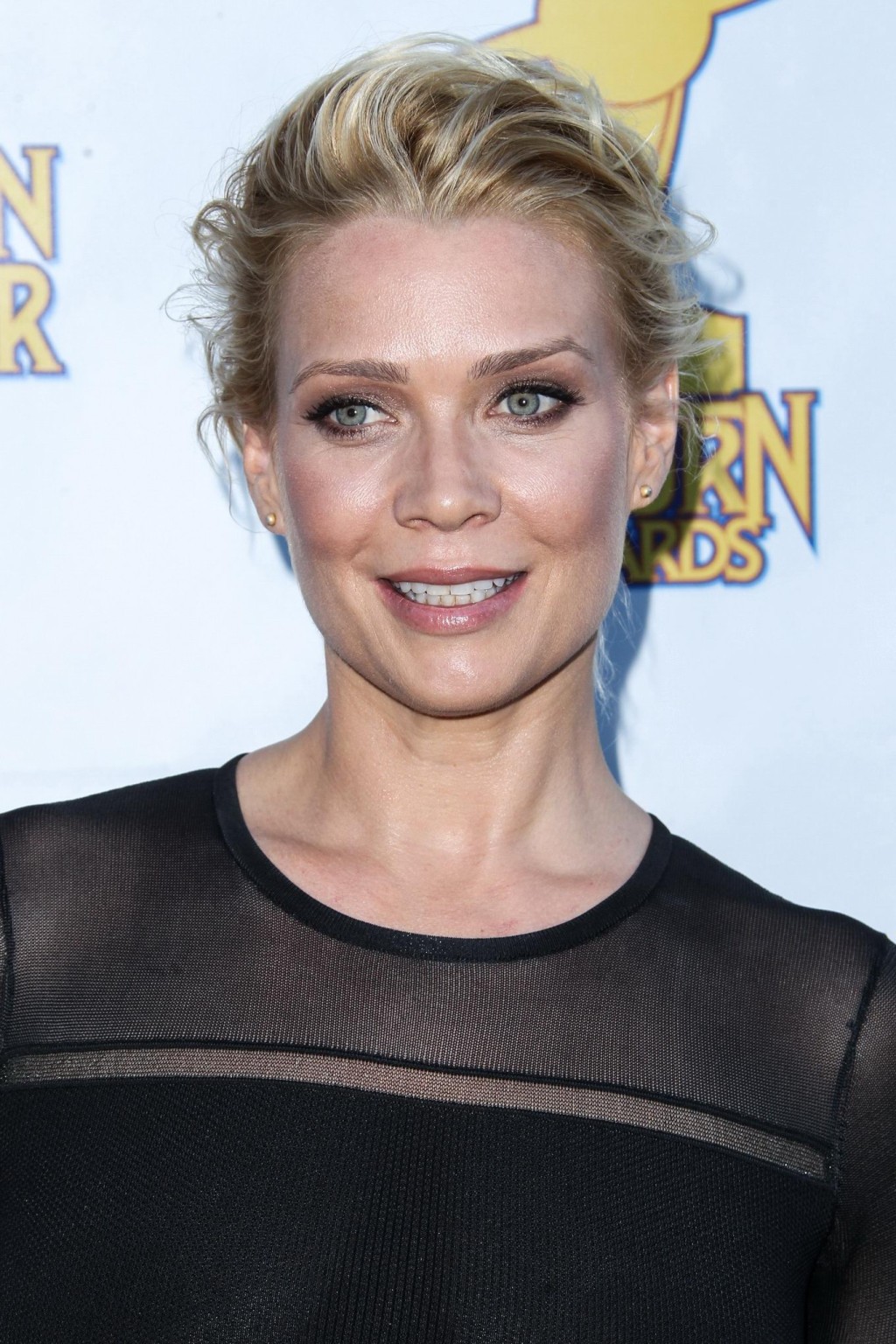 Laurie holden luce sus tetas con un ajustado y ligeramente transparente negro dr
 #75226297