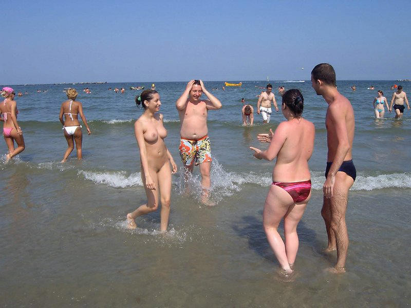 Dieser Teenager Nudist Streifen nackt an einem öffentlichen Strand
 #72251151