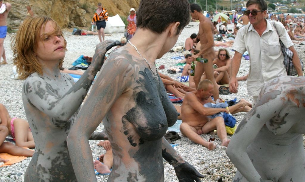 Dieser Teenager Nudist Streifen nackt an einem öffentlichen Strand
 #72251174