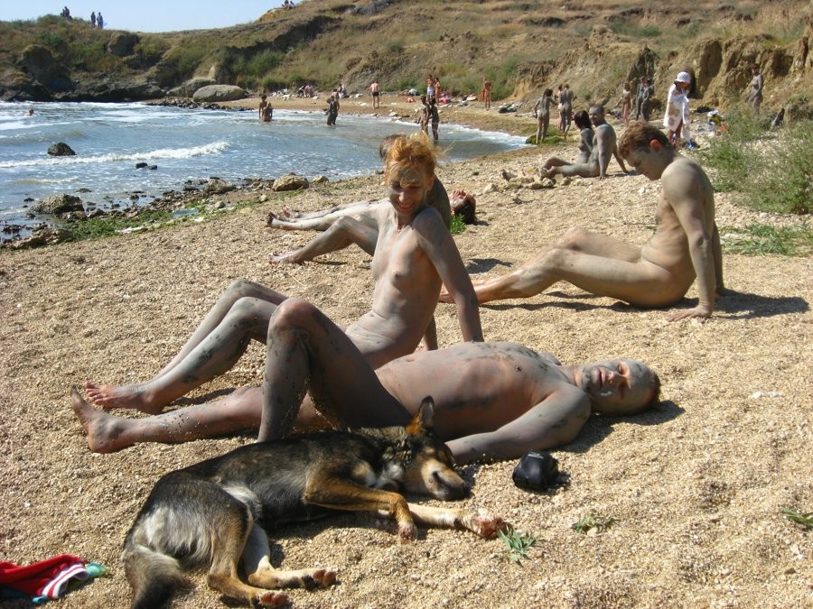 Freundliche junge russische Nudisten liegen am Strand
 #72247982