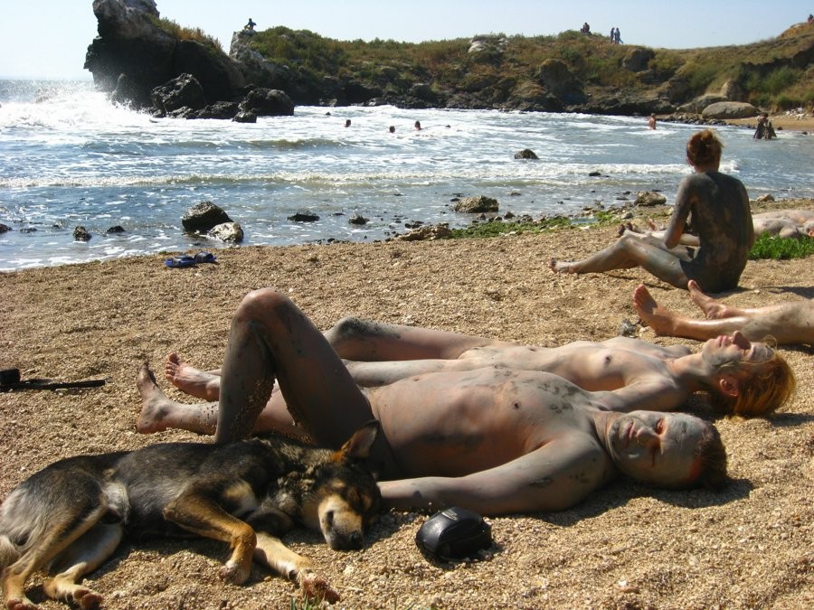 Giovani nudiste russe amichevoli si stendono sulla spiaggia
 #72247995