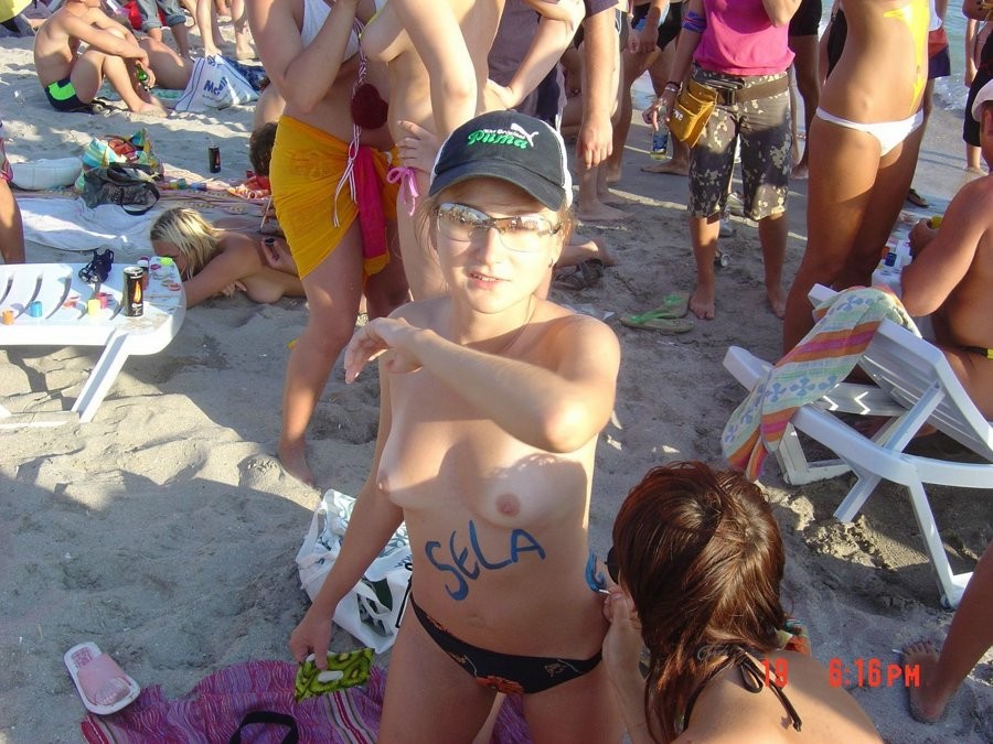 Giovani nudiste russe amichevoli si stendono sulla spiaggia
 #72248030