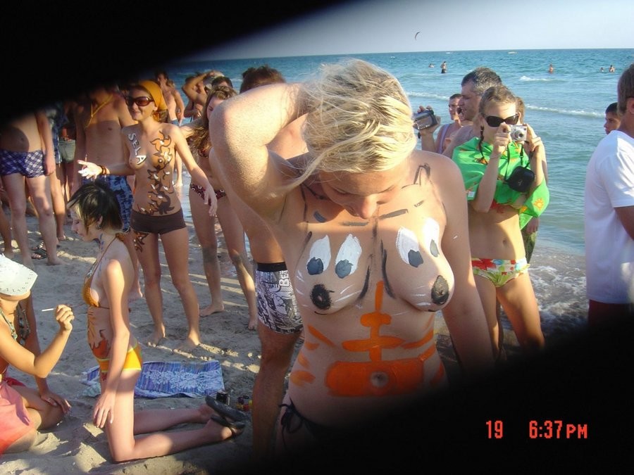 Giovani nudiste russe amichevoli si stendono sulla spiaggia
 #72248045