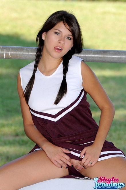 Shyla jennings la cheerleader arrapata all'aperto striscia
 #74903071