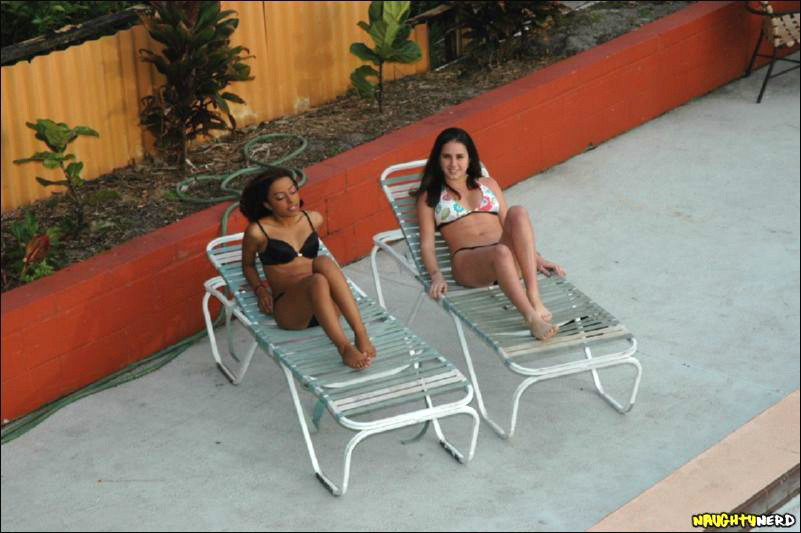 Lesbianas jóvenes calientes jugando en la piscina
 #70676166